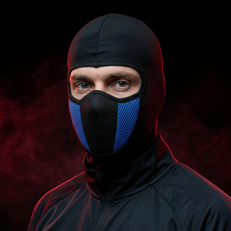 Cagoule noire et bleue portée, ambiance rouge et noir