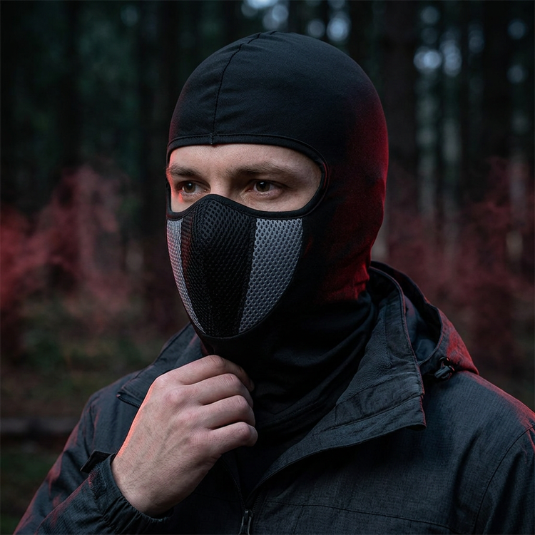 Cagoule noire et grise portée au campement