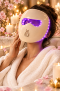 Femme masque LED assise - spa luxe